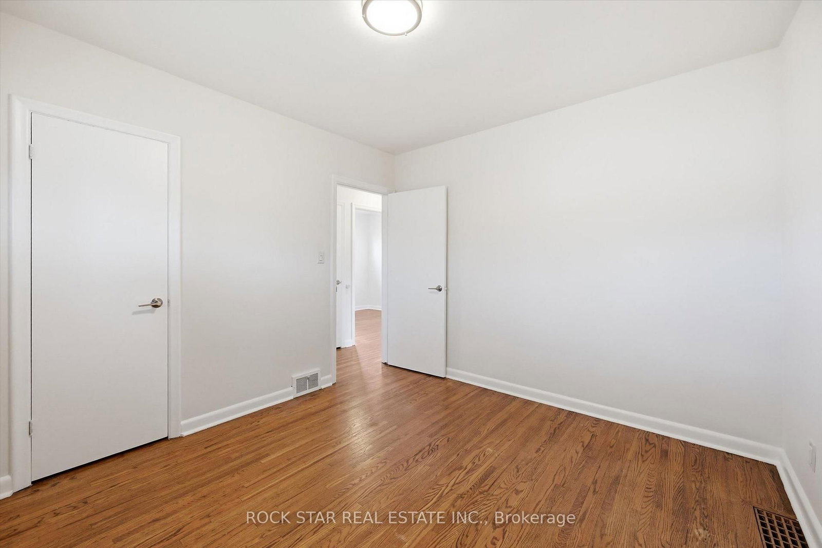 Detached House for sale at 324 East 33rd Street, Hamilton, Ontario, L8V 3T8 - Macassa - MLS: X13010928