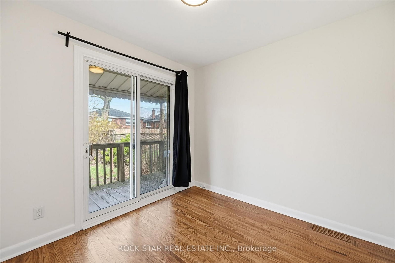 Detached House for sale at 324 East 33rd Street, Hamilton, Ontario, L8V 3T8 - Macassa - MLS: X13010928