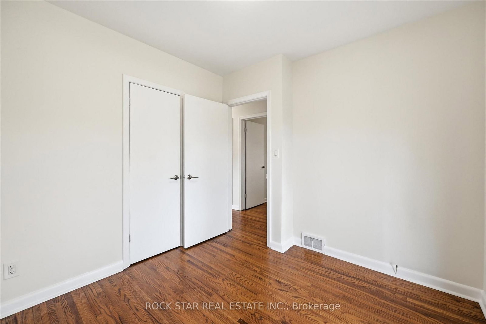 Detached House for sale at 324 East 33rd Street, Hamilton, Ontario, L8V 3T8 - Macassa - MLS: X13010928