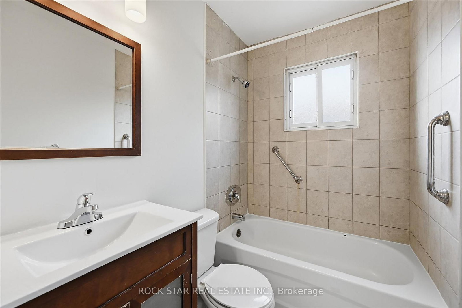 Detached House for sale at 324 East 33rd Street, Hamilton, Ontario, L8V 3T8 - Macassa - MLS: X13010928