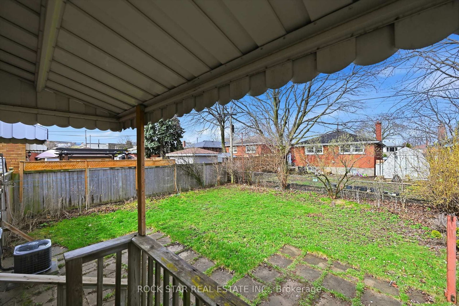 Detached House for sale at 324 East 33rd Street, Hamilton, Ontario, L8V 3T8 - Macassa - MLS: X13010928