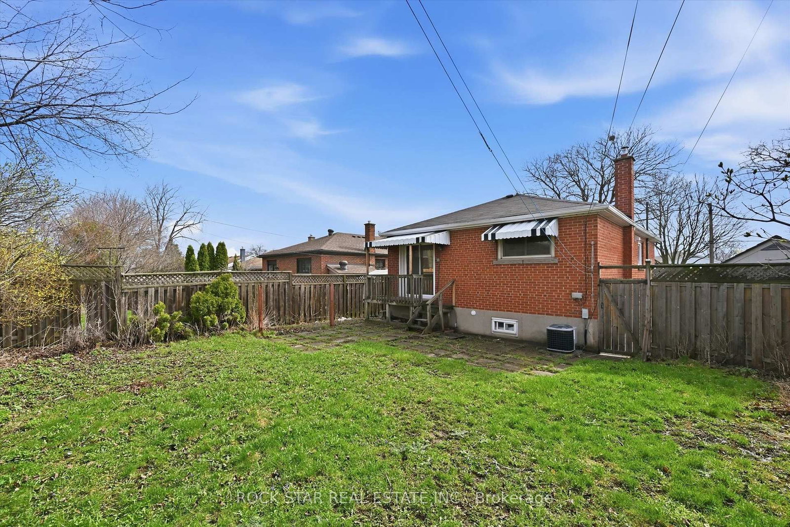 Detached House for sale at 324 East 33rd Street, Hamilton, Ontario, L8V 3T8 - Macassa - MLS: X13010928