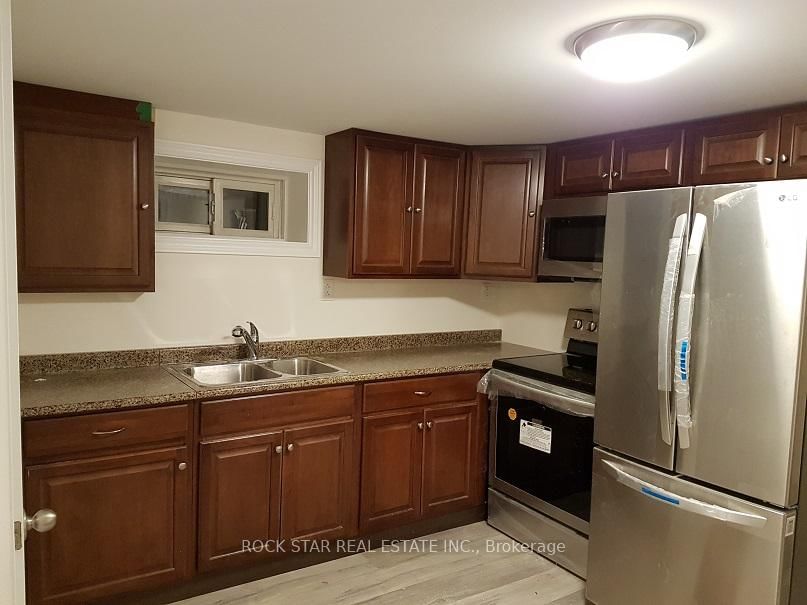 Detached House for sale at 324 East 33rd Street, Hamilton, Ontario, L8V 3T8 - Macassa - MLS: X13010928