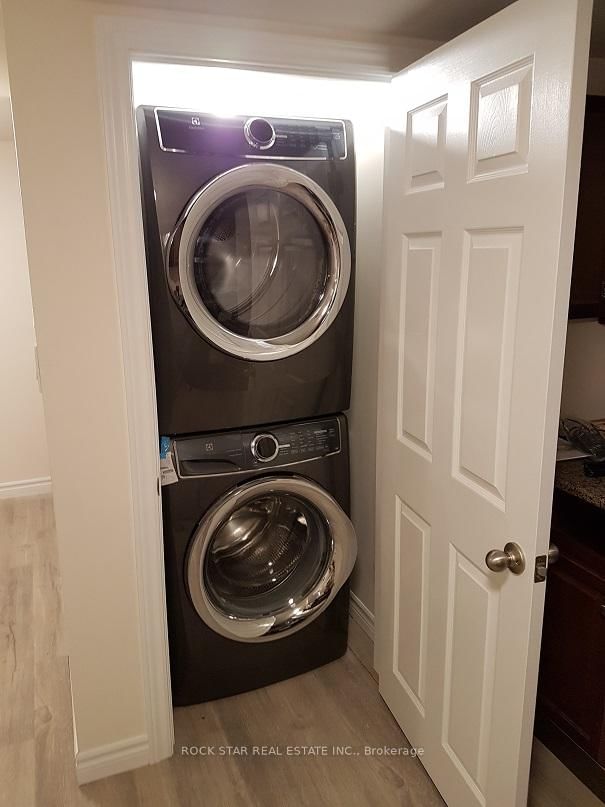 Detached House for sale at 324 East 33rd Street, Hamilton, Ontario, L8V 3T8 - Macassa - MLS: X13010928