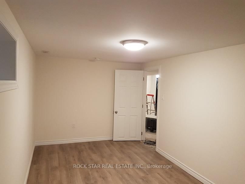 Detached House for sale at 324 East 33rd Street, Hamilton, Ontario, L8V 3T8 - Macassa - MLS: X13010928