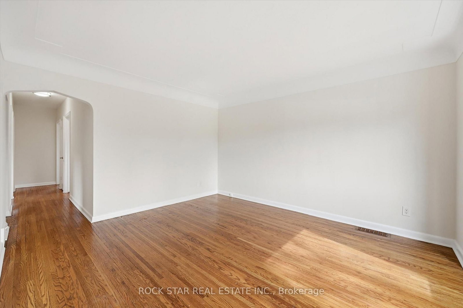 Detached House for sale at 324 East 33rd Street, Hamilton, Ontario, L8V 3T8 - Macassa - MLS: X13010928