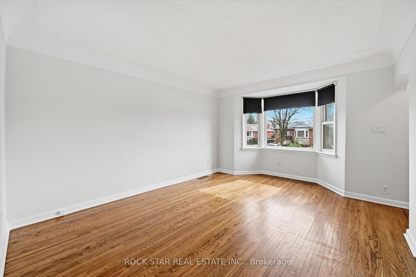 Detached House for sale at 324 East 33rd Street, Hamilton, Ontario, L8V 3T8 - Macassa - MLS: X13010928