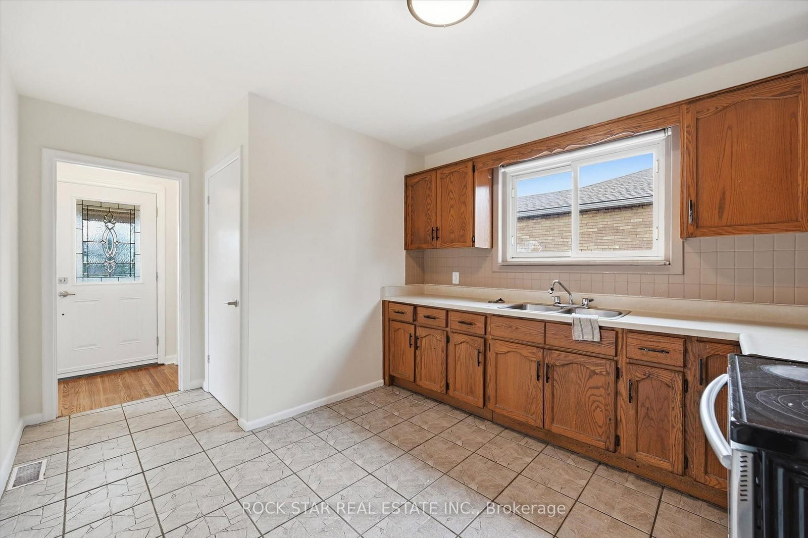 Detached House for sale at 324 East 33rd Street, Hamilton, Ontario, L8V 3T8 - Macassa - MLS: X13010928