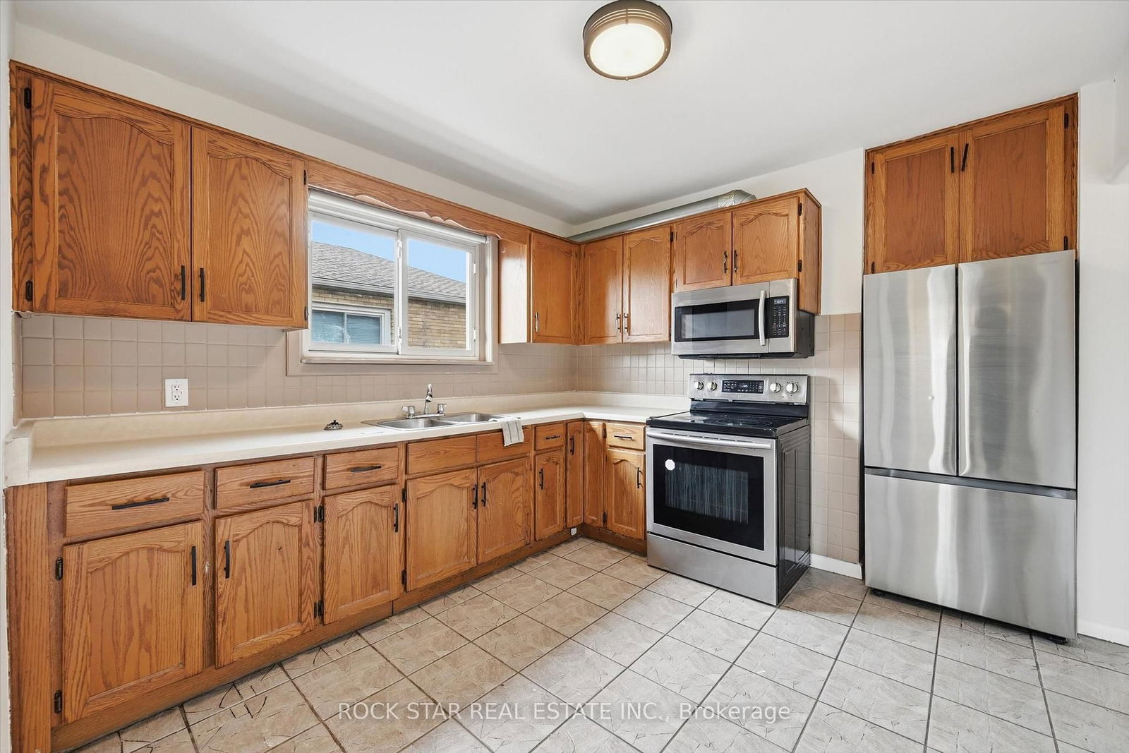 Detached House for sale at 324 East 33rd Street, Hamilton, Ontario, L8V 3T8 - Macassa - MLS: X13010928