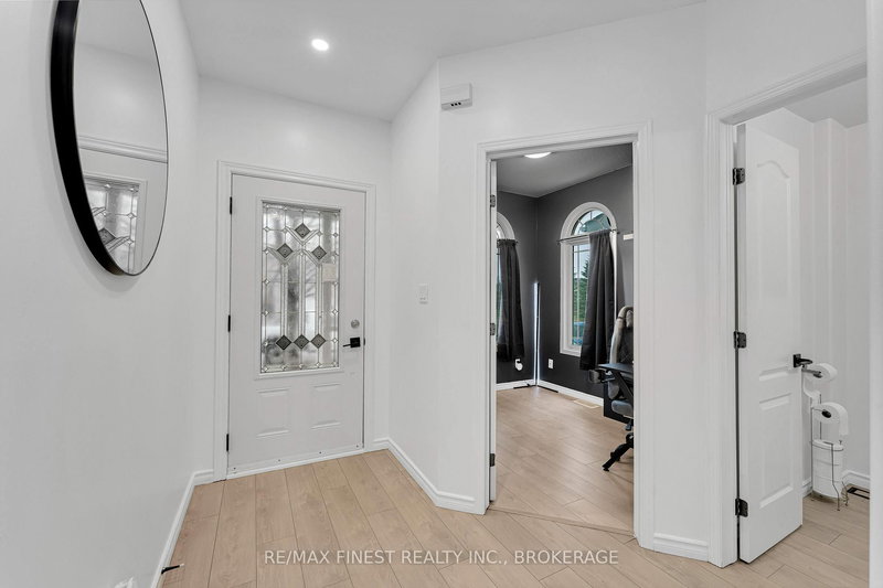 422 Laura Ave, Kingston, K7K 7M3 | Image 3