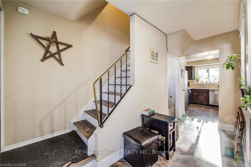 71 SHADELAND Cres, Kitchener, N2M 2J1 | Image 2