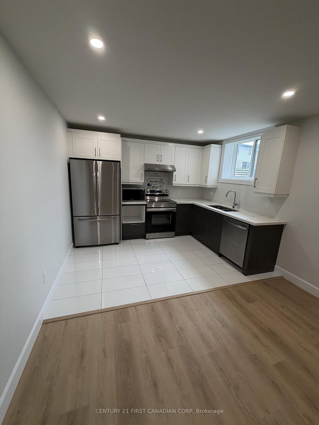 LOWER - 2281 Southport Crescent