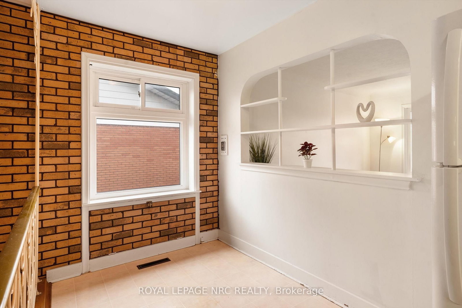 Detached House for sale at 17 Milton Road, St. Catharines, Ontario, L2P 3E7 - E. Chester - MLS: X13012224