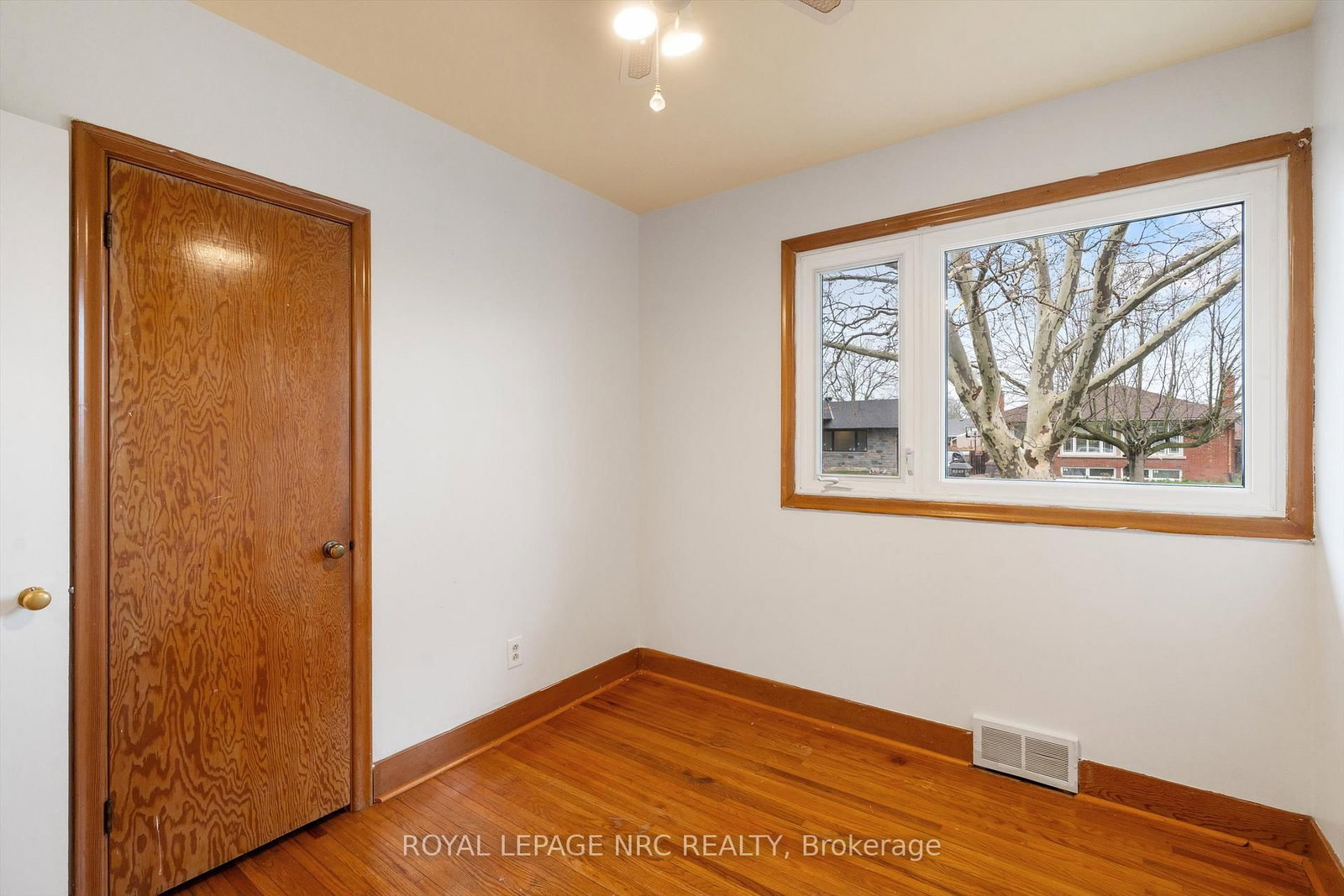 Detached House for sale at 17 Milton Road, St. Catharines, Ontario, L2P 3E7 - E. Chester - MLS: X13012224