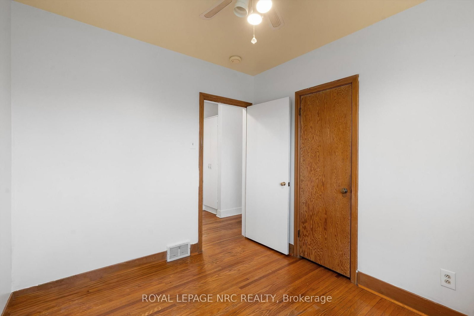 Detached House for sale at 17 Milton Road, St. Catharines, Ontario, L2P 3E7 - E. Chester - MLS: X13012224