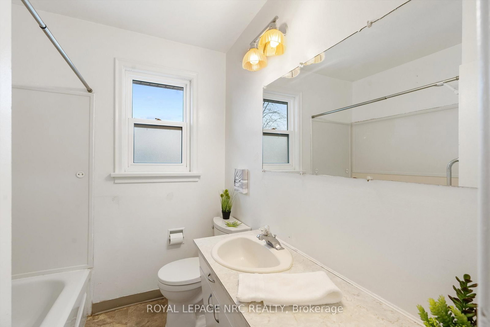 Detached House for sale at 17 Milton Road, St. Catharines, Ontario, L2P 3E7 - E. Chester - MLS: X13012224