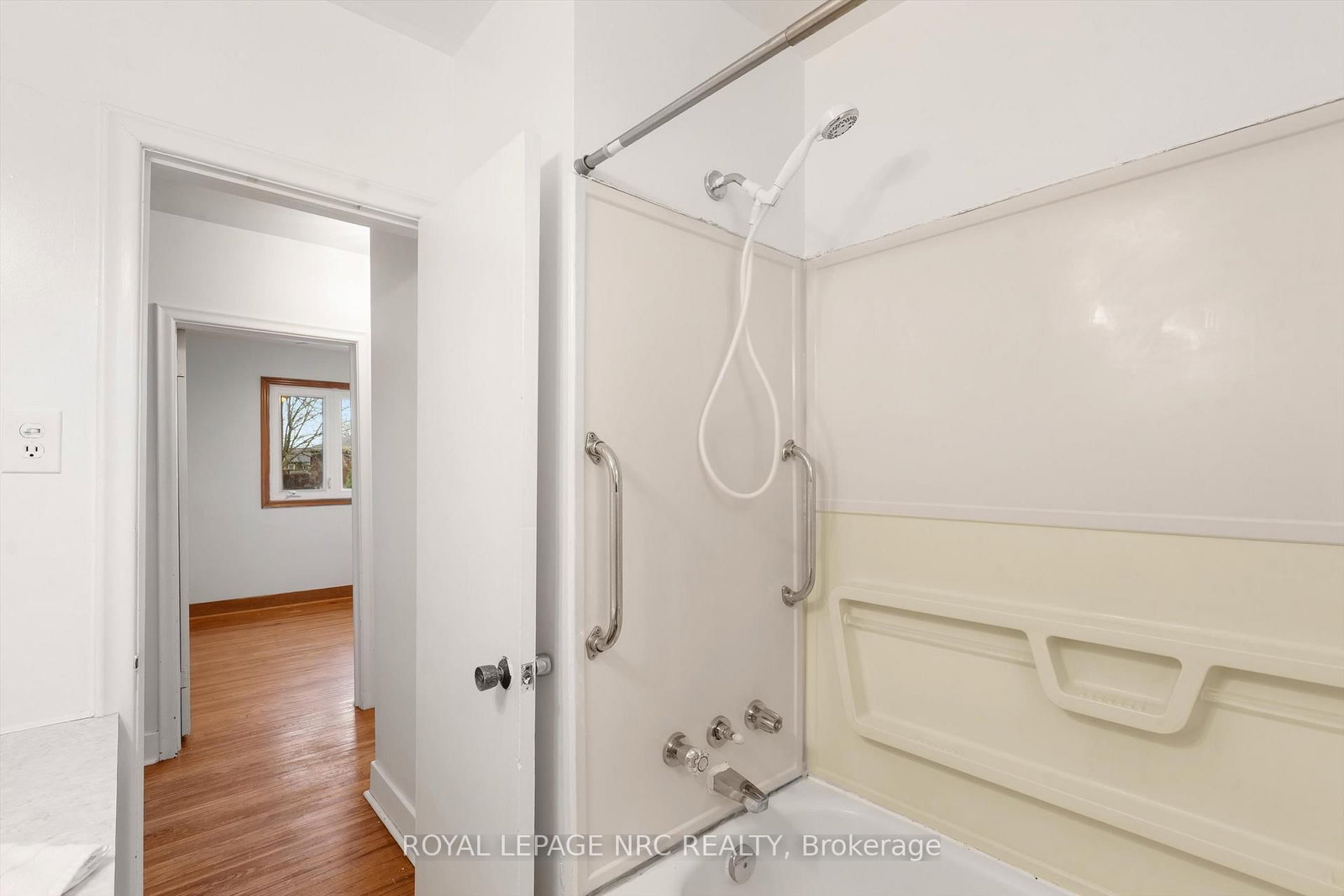 Detached House for sale at 17 Milton Road, St. Catharines, Ontario, L2P 3E7 - E. Chester - MLS: X13012224