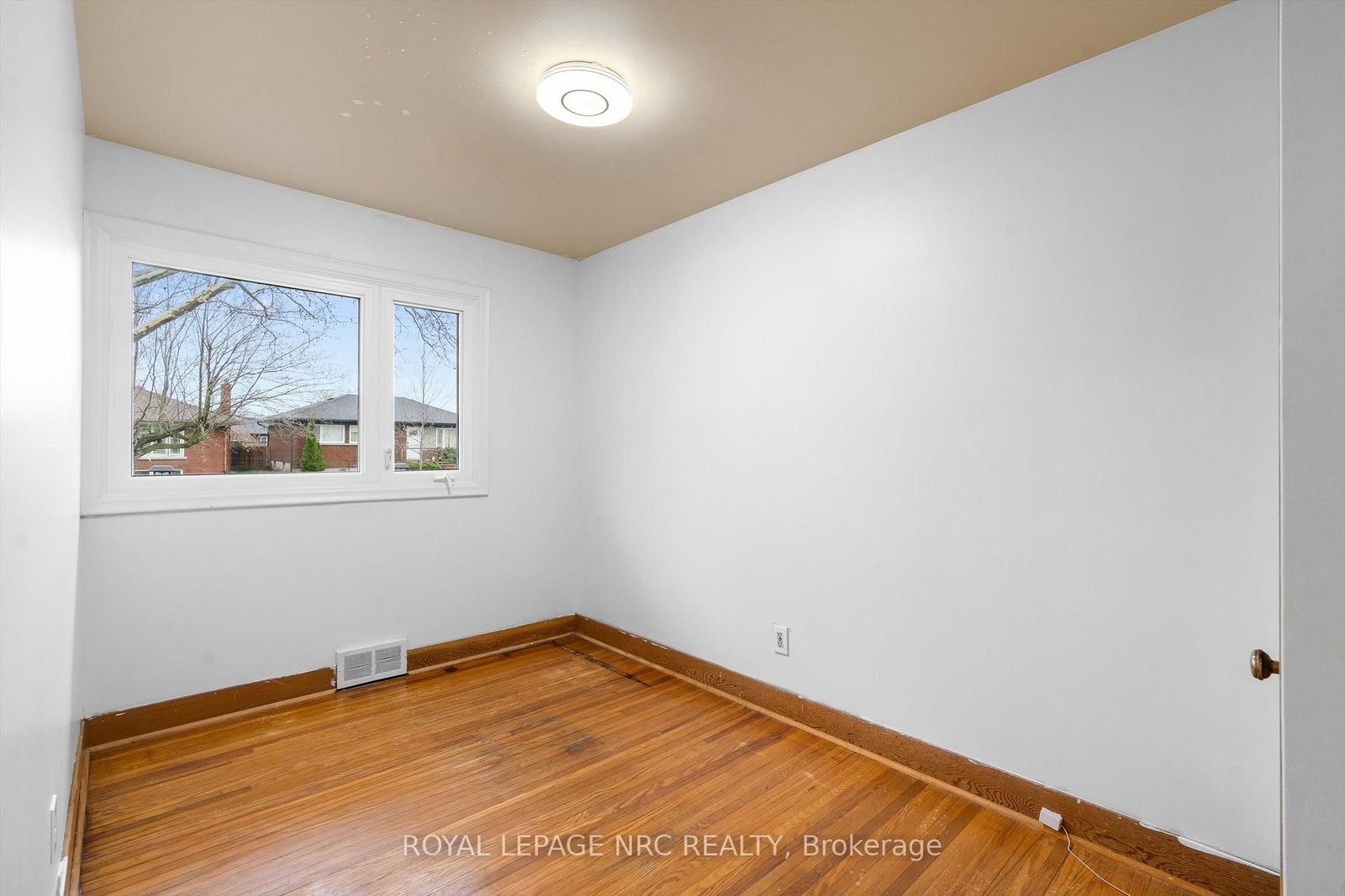 Detached House for sale at 17 Milton Road, St. Catharines, Ontario, L2P 3E7 - E. Chester - MLS: X13012224