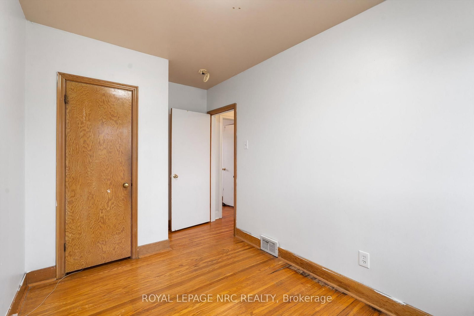 Detached House for sale at 17 Milton Road, St. Catharines, Ontario, L2P 3E7 - E. Chester - MLS: X13012224