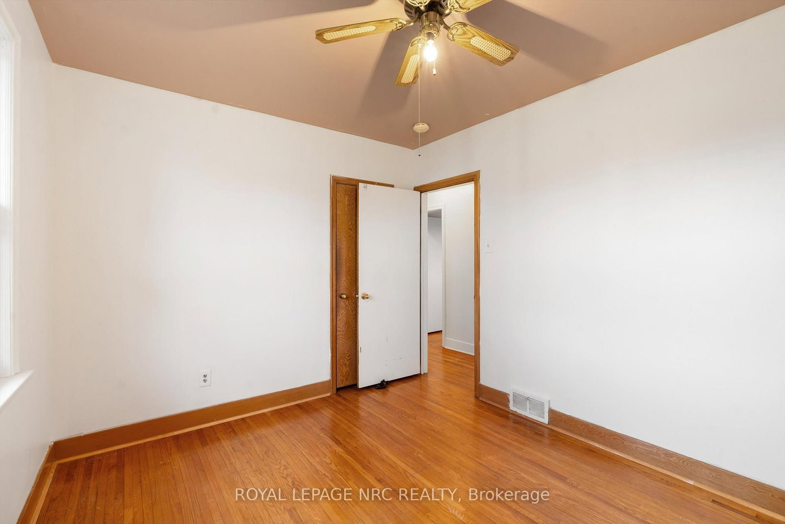 Detached House for sale at 17 Milton Road, St. Catharines, Ontario, L2P 3E7 - E. Chester - MLS: X13012224