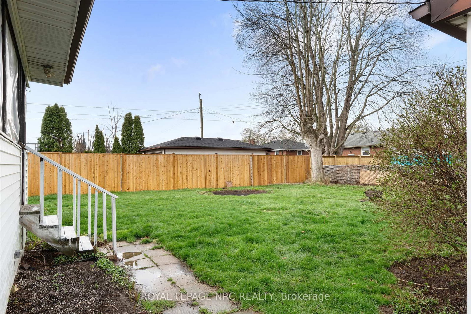 Detached House for sale at 17 Milton Road, St. Catharines, Ontario, L2P 3E7 - E. Chester - MLS: X13012224