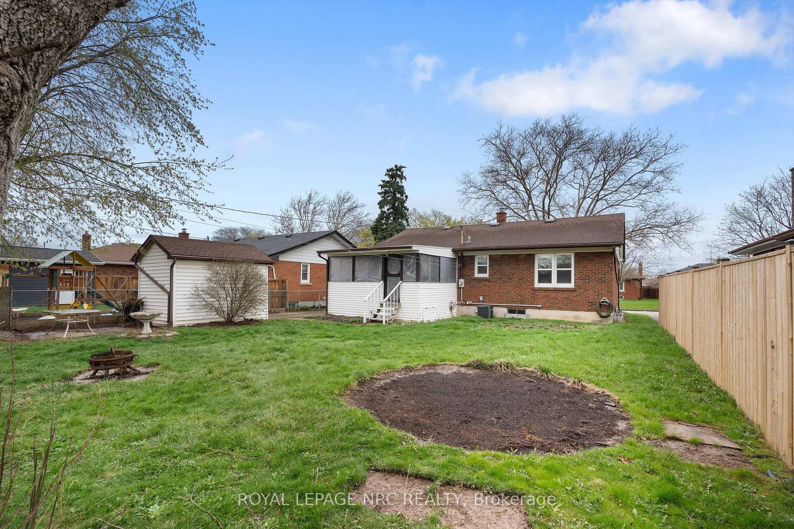 Detached House for sale at 17 Milton Road, St. Catharines, Ontario, L2P 3E7 - E. Chester - MLS: X13012224