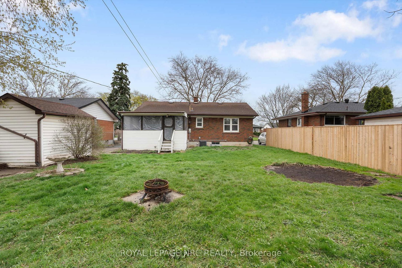 Detached House for sale at 17 Milton Road, St. Catharines, Ontario, L2P 3E7 - E. Chester - MLS: X13012224