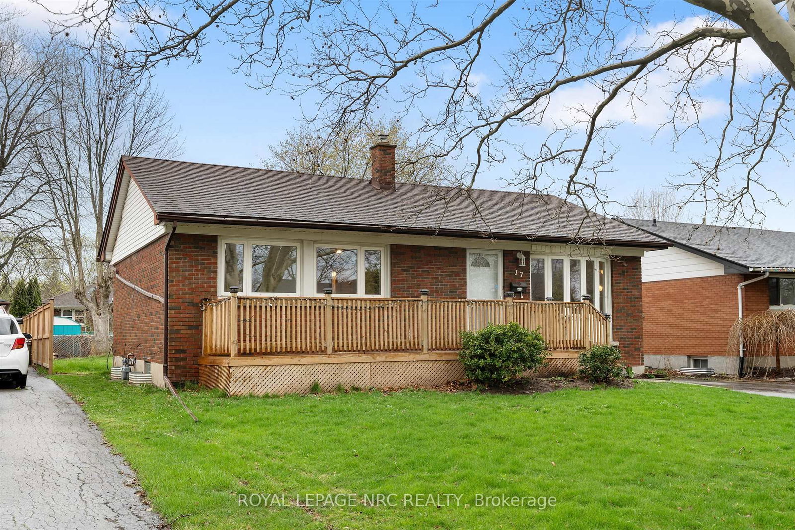 Detached House for sale at 17 Milton Road, St. Catharines, Ontario, L2P 3E7 - E. Chester - MLS: X13012224