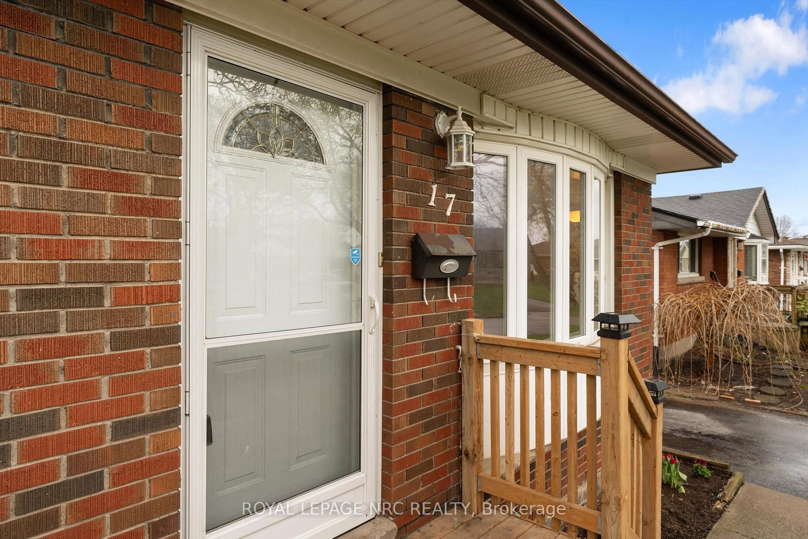 Detached House for sale at 17 Milton Road, St. Catharines, Ontario, L2P 3E7 - E. Chester - MLS: X13012224