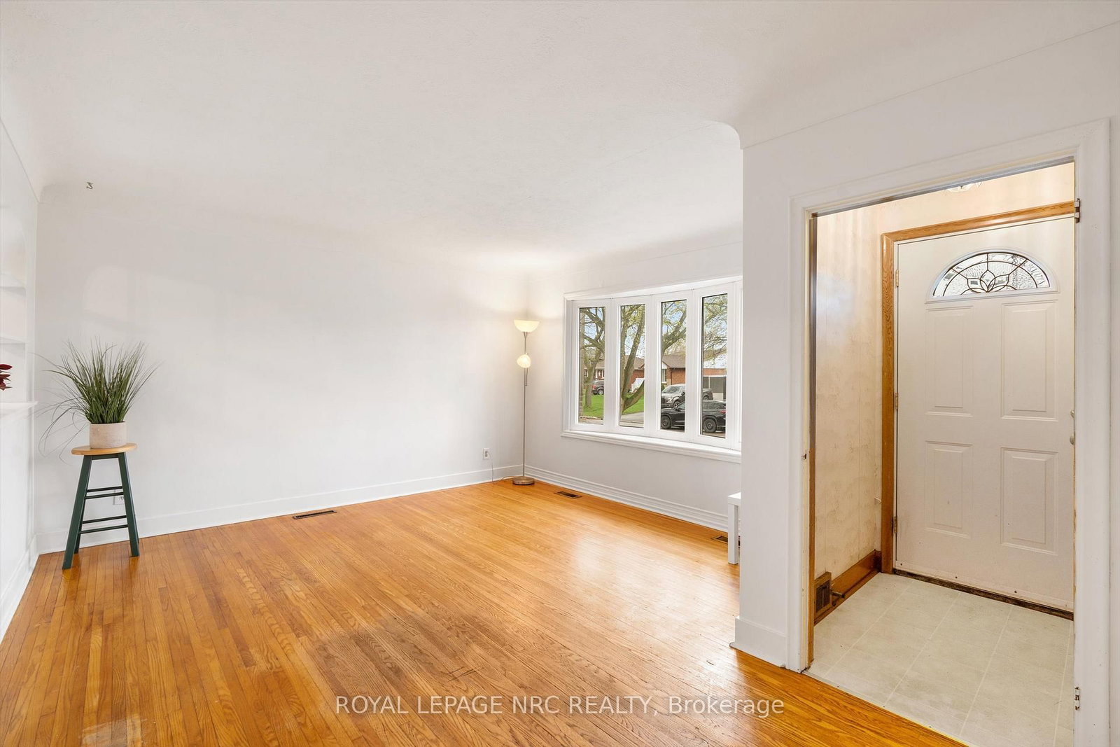 Detached House for sale at 17 Milton Road, St. Catharines, Ontario, L2P 3E7 - E. Chester - MLS: X13012224