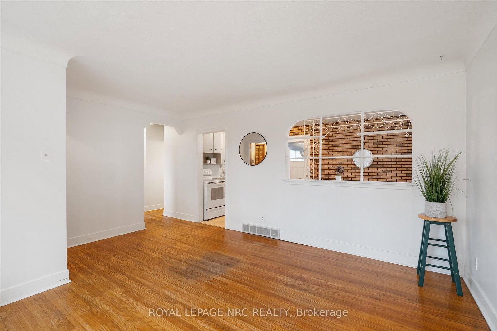 Detached House for sale at 17 Milton Road, St. Catharines, Ontario, L2P 3E7 - E. Chester - MLS: X13012224