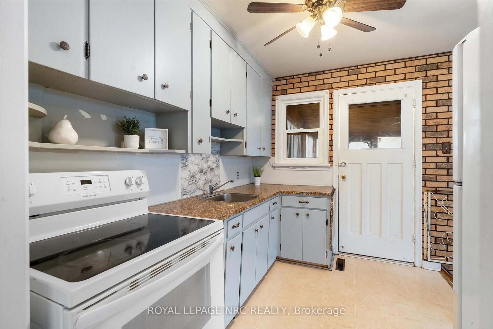 Detached House for sale at 17 Milton Road, St. Catharines, Ontario, L2P 3E7 - E. Chester - MLS: X13012224