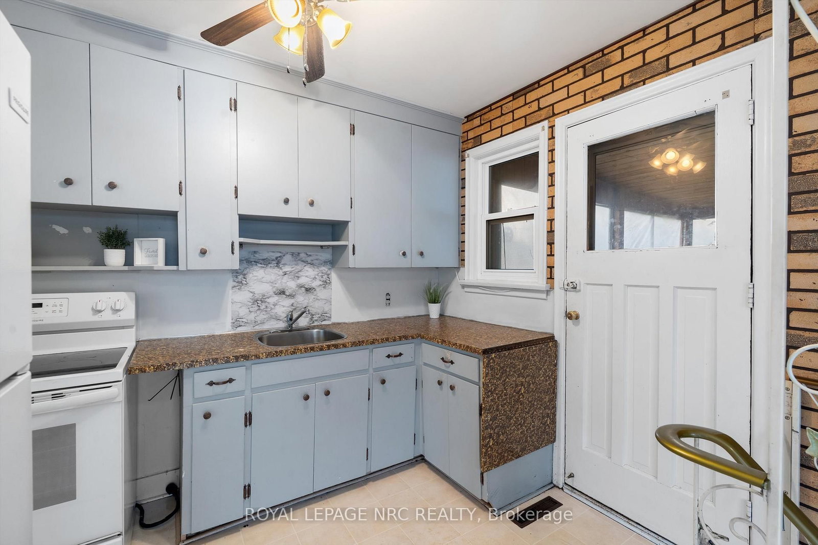 Detached House for sale at 17 Milton Road, St. Catharines, Ontario, L2P 3E7 - E. Chester - MLS: X13012224