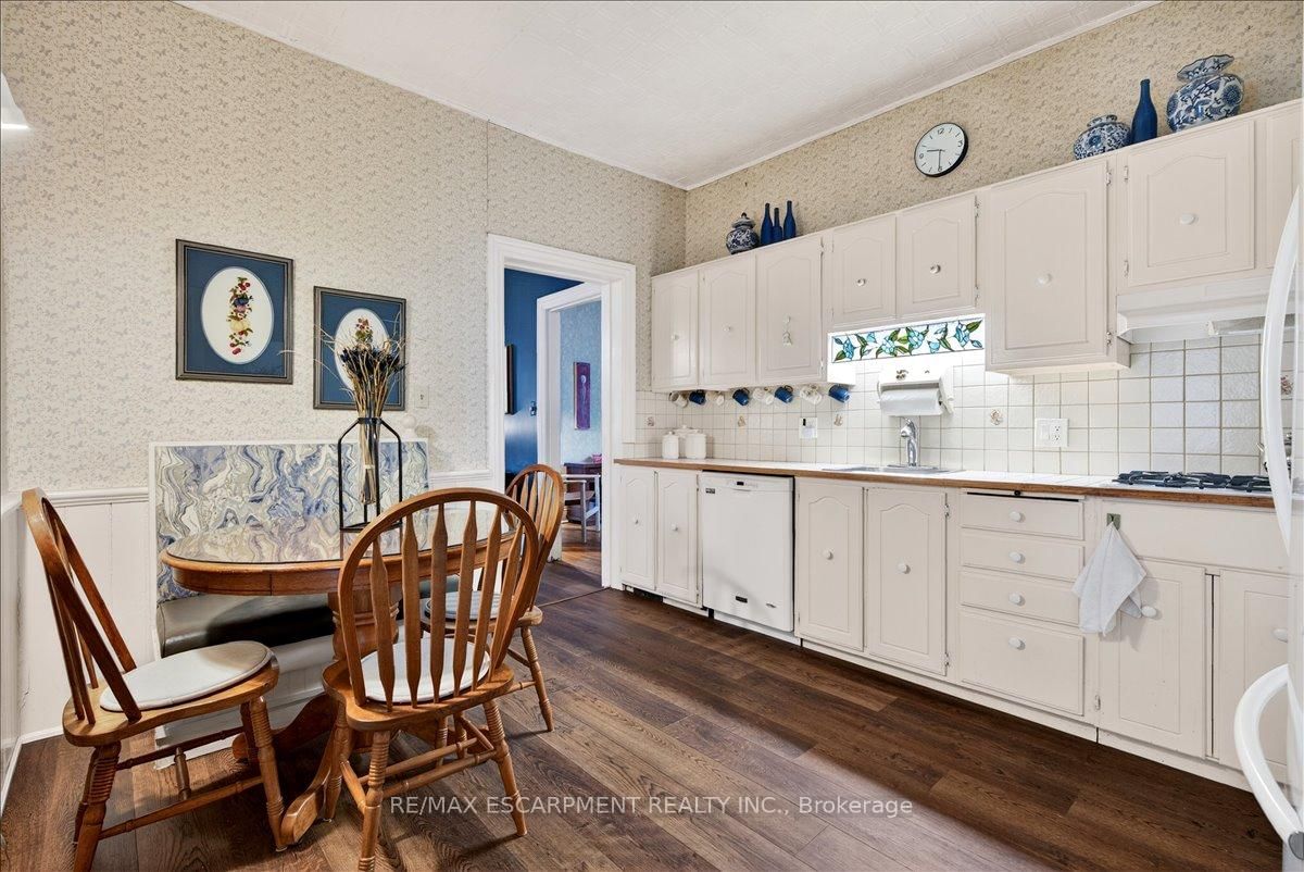 Detached House for sale at 139 Queen Street, Hamilton, Ontario, L8P 3S3 - Durand - MLS: X13012796