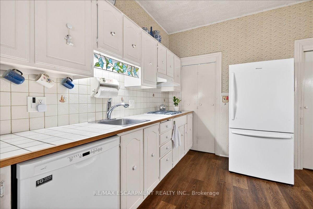 Detached House for sale at 139 Queen Street, Hamilton, Ontario, L8P 3S3 - Durand - MLS: X13012796