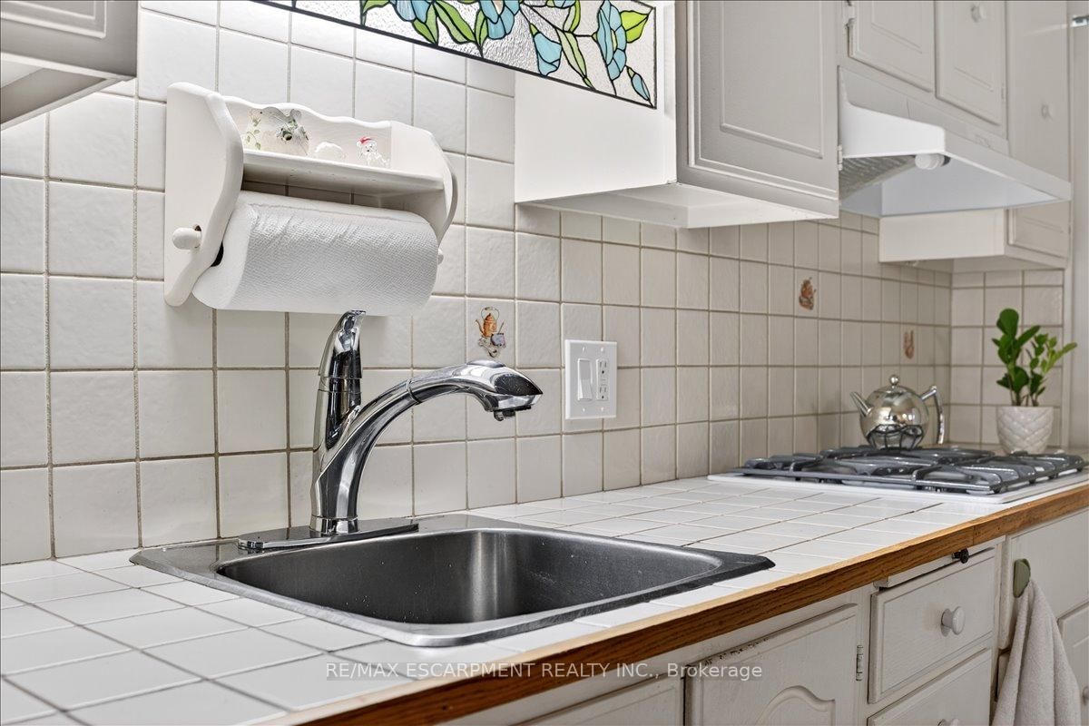 Detached House for sale at 139 Queen Street, Hamilton, Ontario, L8P 3S3 - Durand - MLS: X13012796