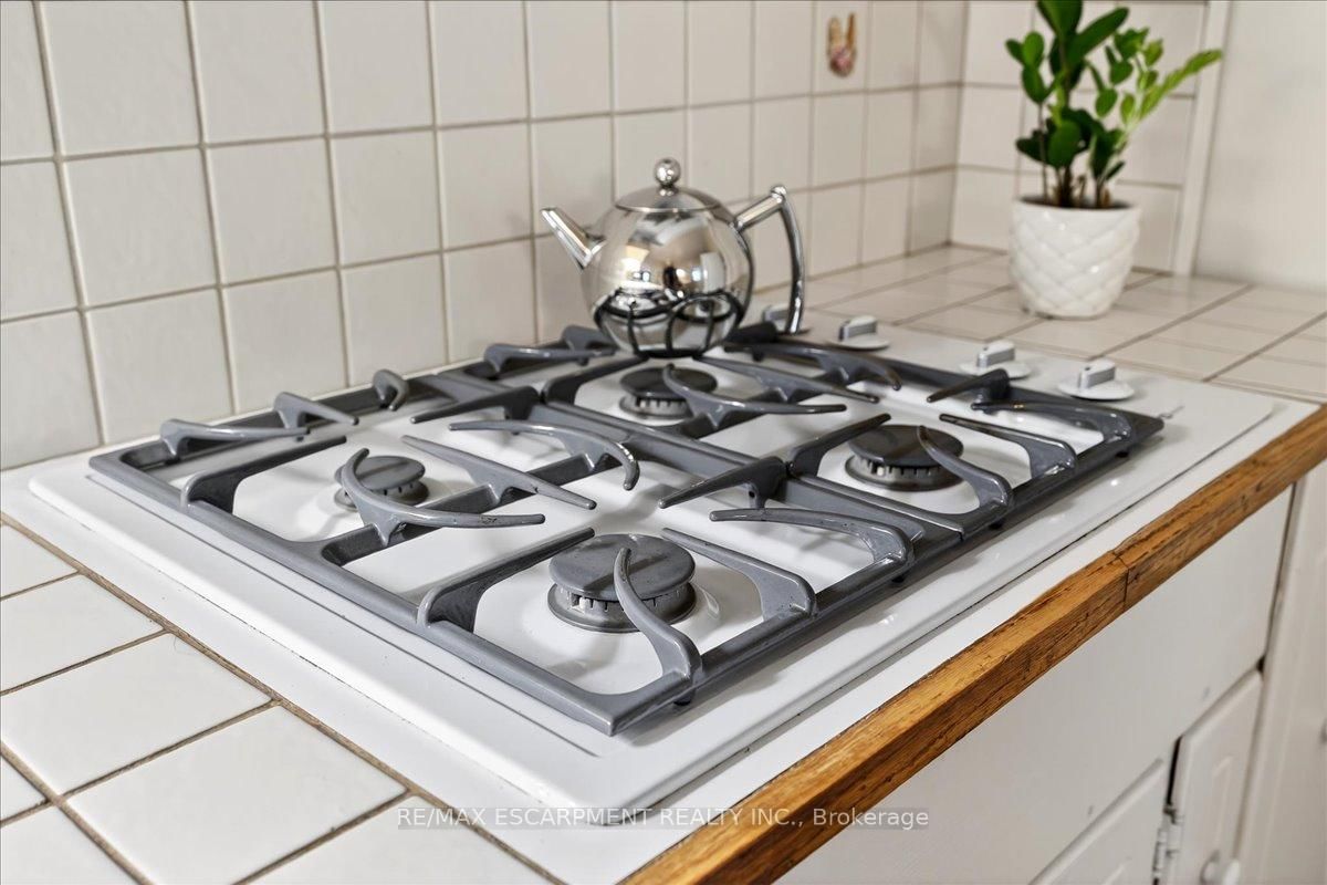 Detached House for sale at 139 Queen Street, Hamilton, Ontario, L8P 3S3 - Durand - MLS: X13012796