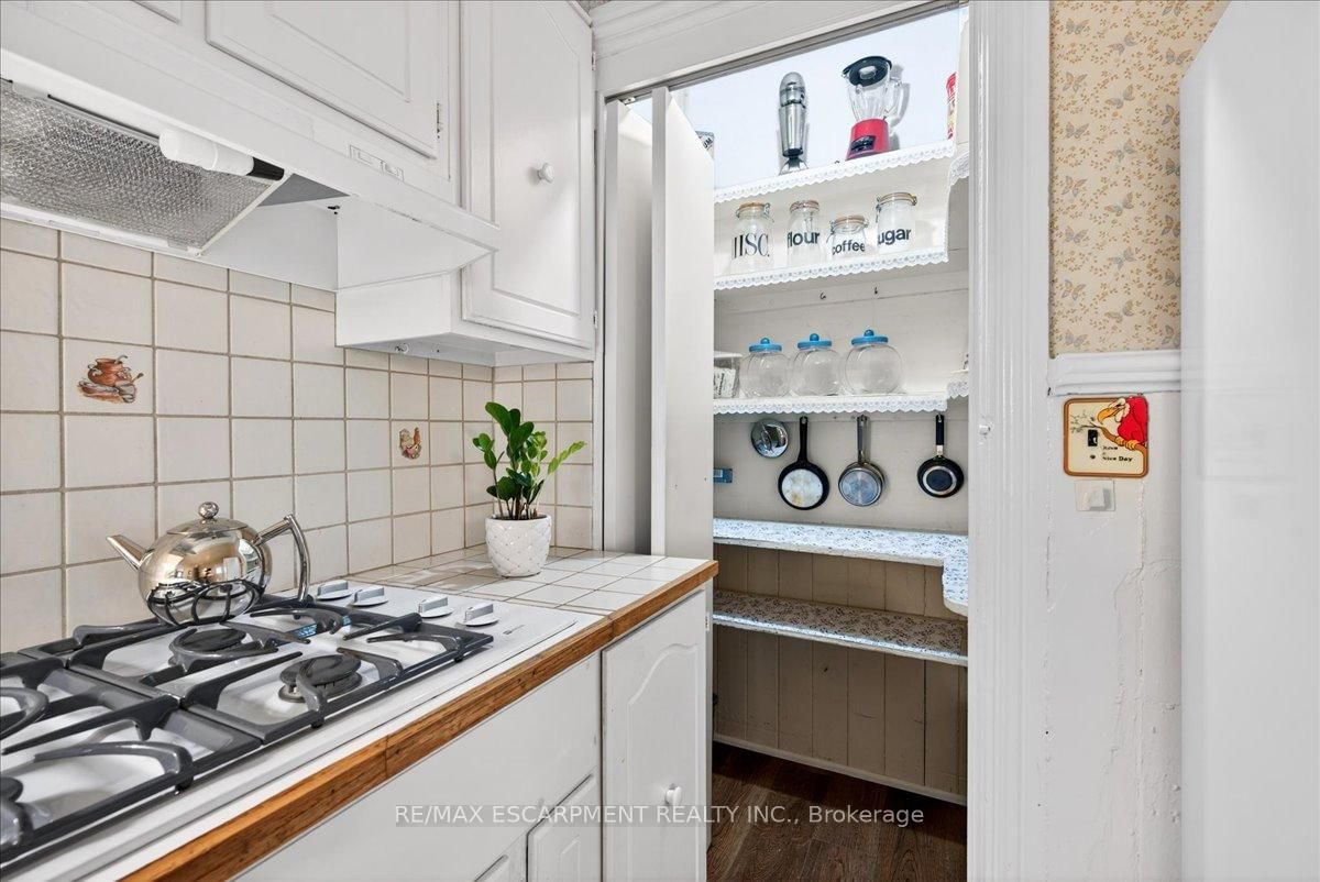 Detached House for sale at 139 Queen Street, Hamilton, Ontario, L8P 3S3 - Durand - MLS: X13012796