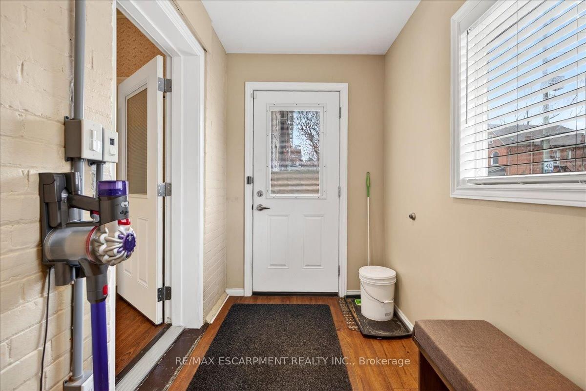 Detached House for sale at 139 Queen Street, Hamilton, Ontario, L8P 3S3 - Durand - MLS: X13012796