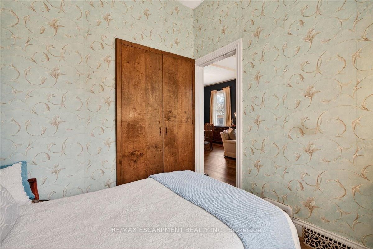 Detached House for sale at 139 Queen Street, Hamilton, Ontario, L8P 3S3 - Durand - MLS: X13012796