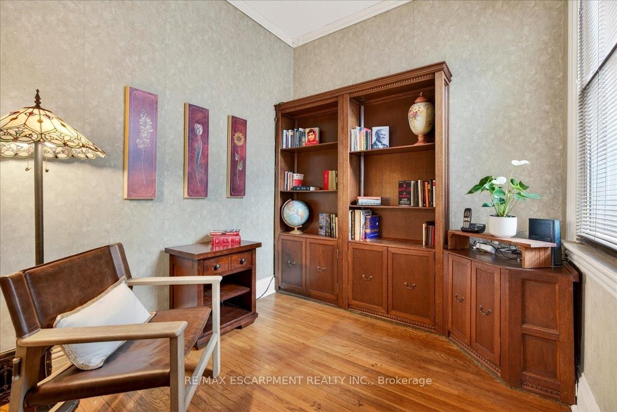 Detached House for sale at 139 Queen Street, Hamilton, Ontario, L8P 3S3 - Durand - MLS: X13012796