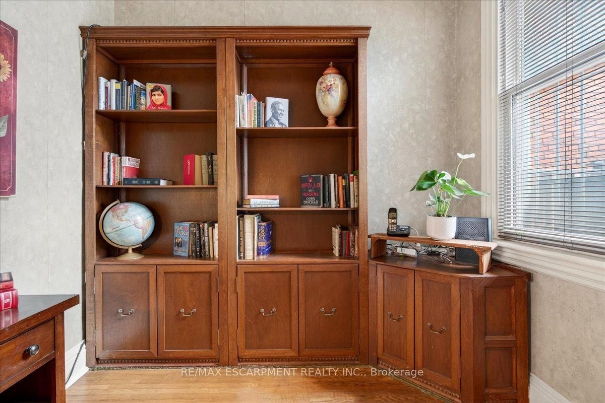 Detached House for sale at 139 Queen Street, Hamilton, Ontario, L8P 3S3 - Durand - MLS: X13012796