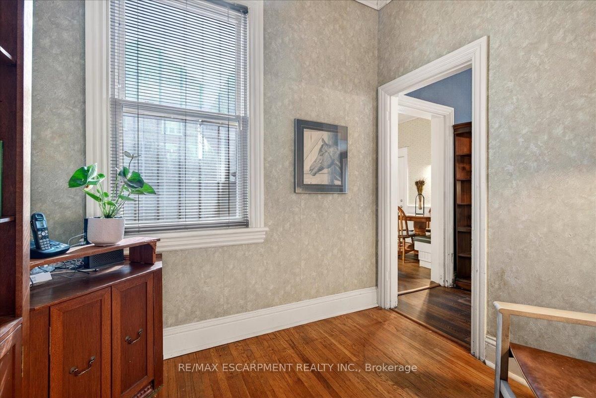 Detached House for sale at 139 Queen Street, Hamilton, Ontario, L8P 3S3 - Durand - MLS: X13012796