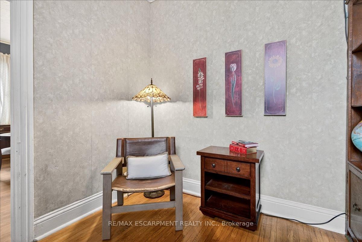 Detached House for sale at 139 Queen Street, Hamilton, Ontario, L8P 3S3 - Durand - MLS: X13012796