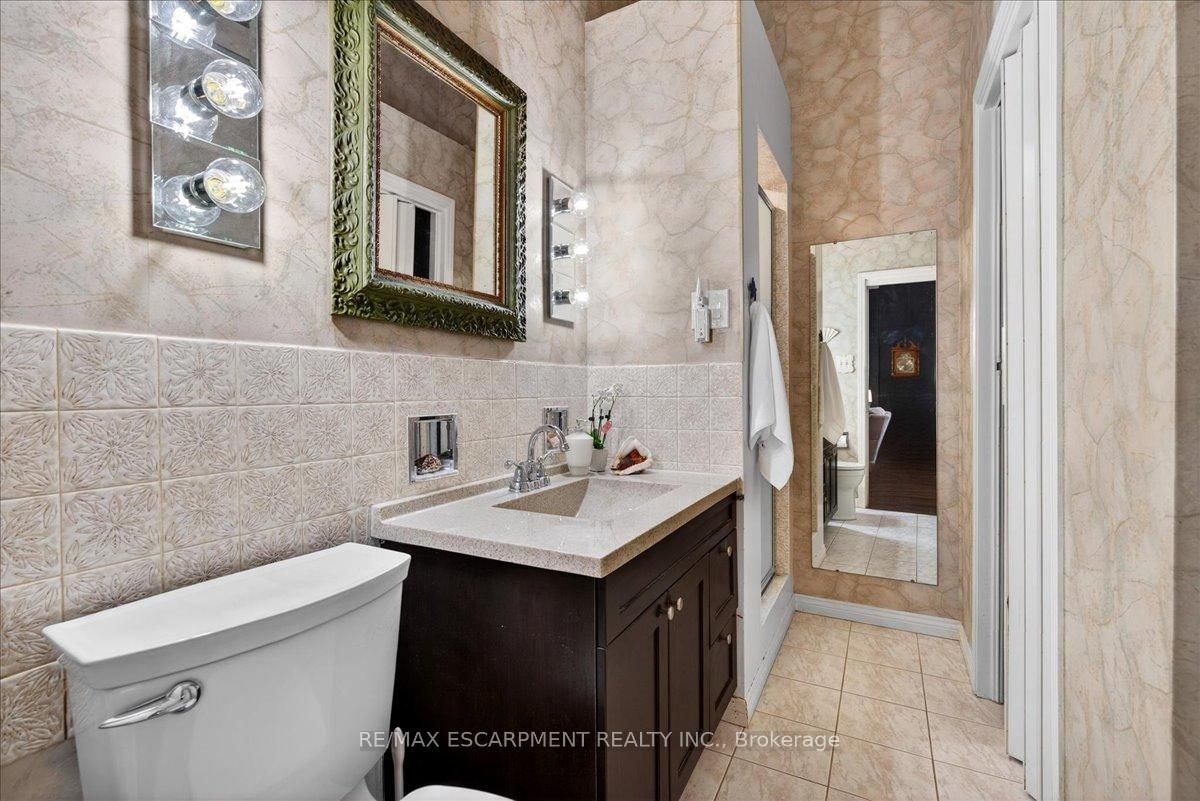 Detached House for sale at 139 Queen Street, Hamilton, Ontario, L8P 3S3 - Durand - MLS: X13012796