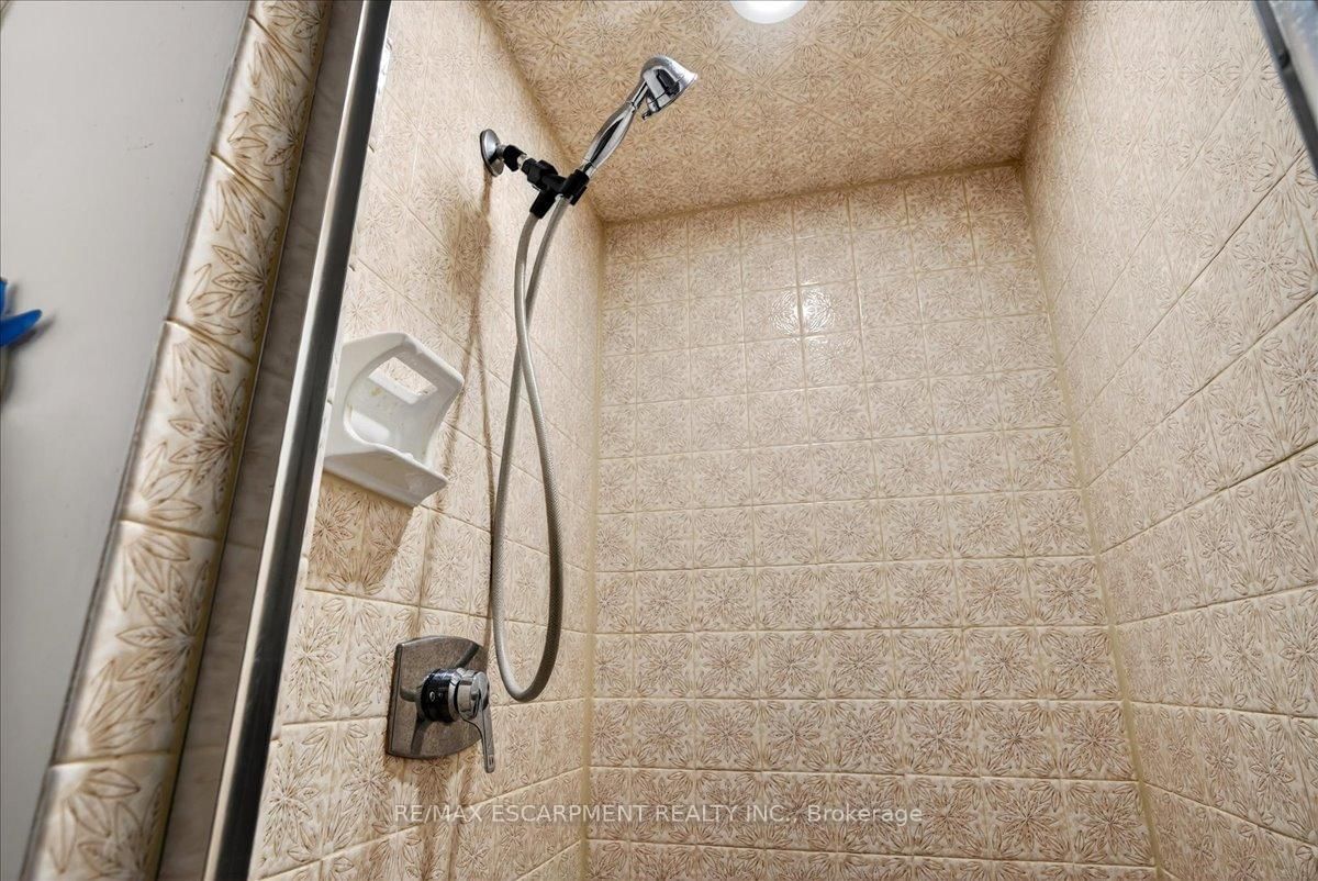 Detached House for sale at 139 Queen Street, Hamilton, Ontario, L8P 3S3 - Durand - MLS: X13012796