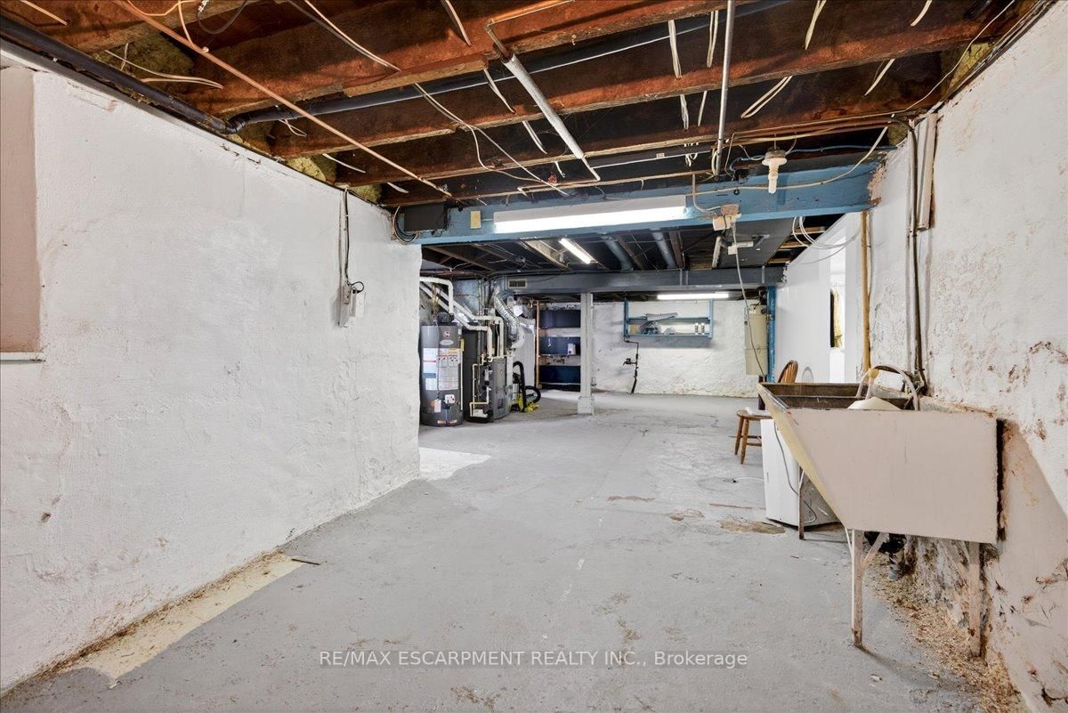 Detached House for sale at 139 Queen Street, Hamilton, Ontario, L8P 3S3 - Durand - MLS: X13012796