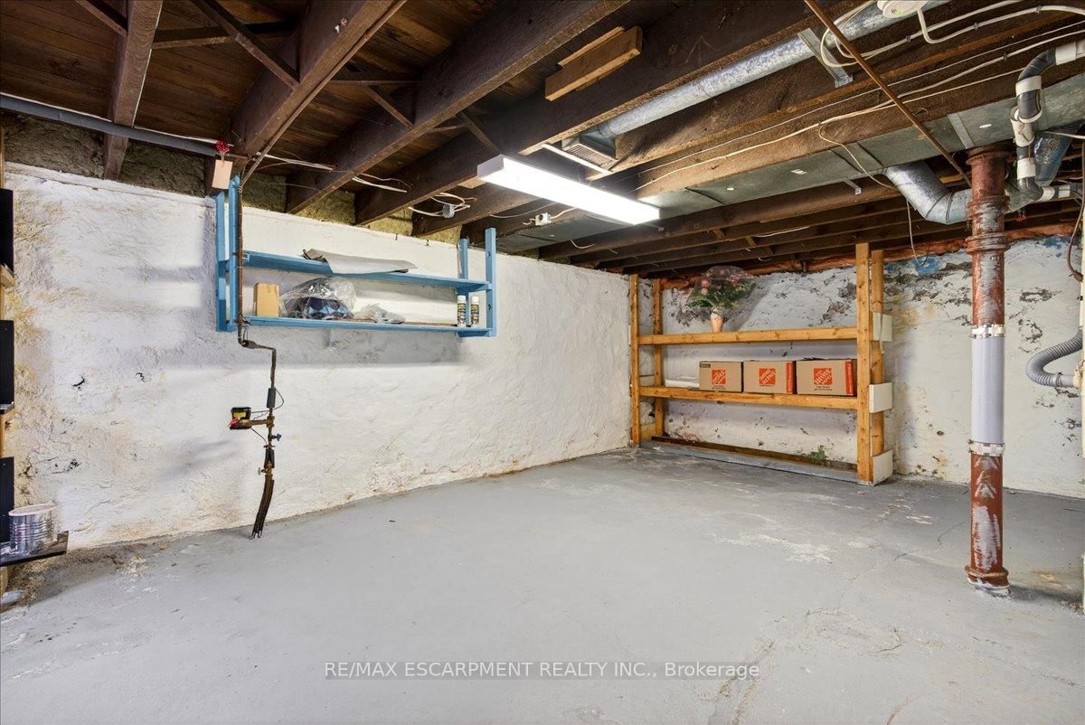 Detached House for sale at 139 Queen Street, Hamilton, Ontario, L8P 3S3 - Durand - MLS: X13012796