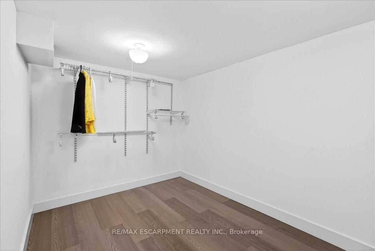 Detached House for sale at 139 Queen Street, Hamilton, Ontario, L8P 3S3 - Durand - MLS: X13012796