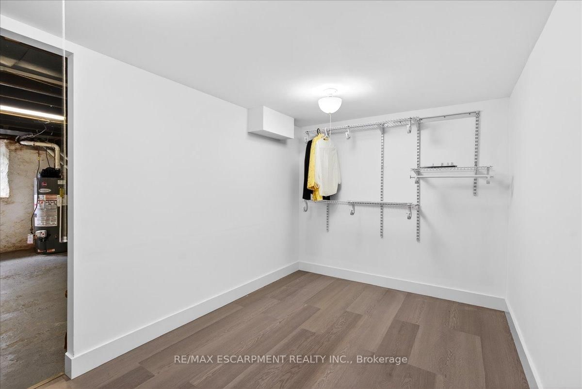 Detached House for sale at 139 Queen Street, Hamilton, Ontario, L8P 3S3 - Durand - MLS: X13012796